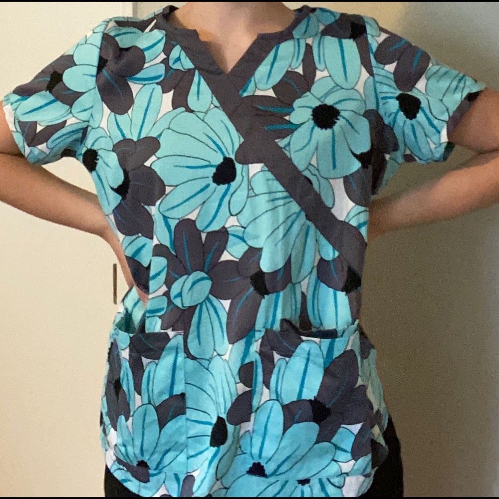 Women’s V-neck Scrub Top Size L